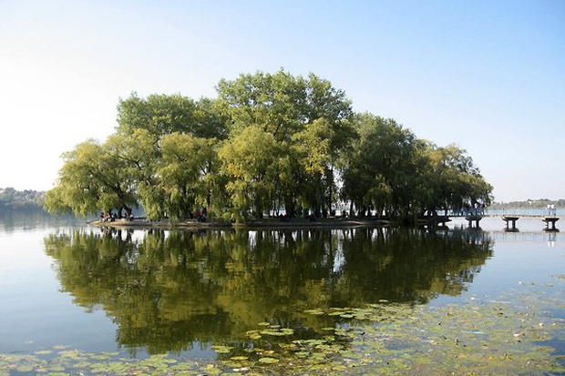 острівок закоханих озеро
