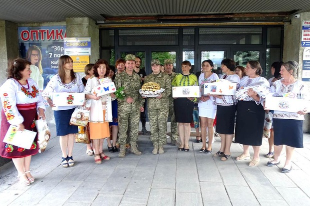 60 вишиванок із Західної України на Донбас вирушили для військових медиків та вихованців дитячого будинку