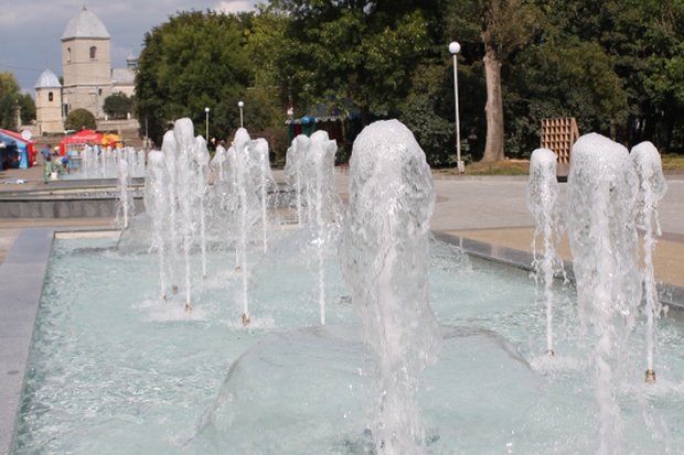 фонтан новий парк Топільче підсвітка