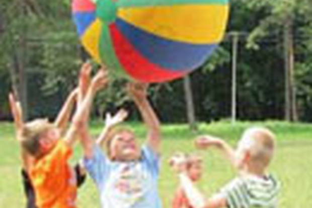 зореструс діти граються надувним мячем